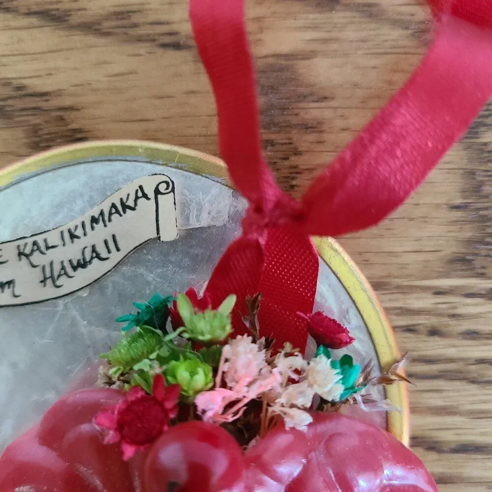 Vintage Mele Kalikimaka Capiz Shell Holiday Christmas Ornament From Hawaii 1976